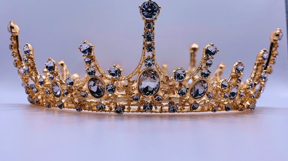 A golden crown, symbol of lawful authority and the King.