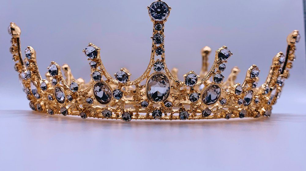 A jewelled diadem, a token of lawful authority and of the King.
